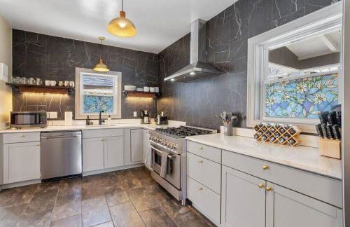 AC 9 BR 4BA Victorian Manor - 1 Block to Beach - Foto 33