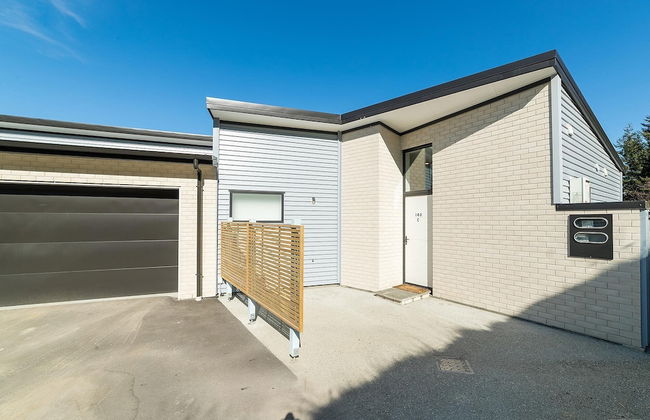 Modern One Bedroom Apartment with Lake View - Foto 10