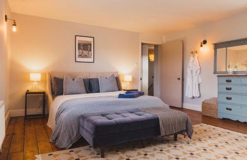 Luxury House Sleeps 14 With Secret Bar Near Bath - Photo 1