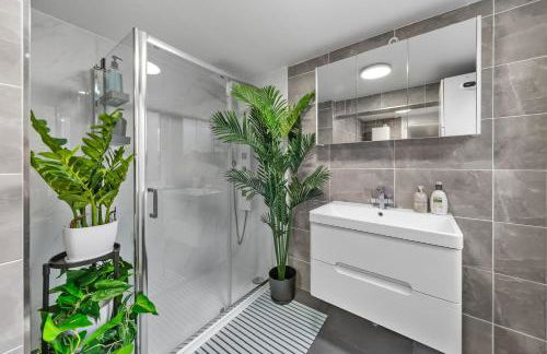 New Modern Hybrid 4 Bedrooms 7 Bed apartment 12 guest capacity - Foto 36