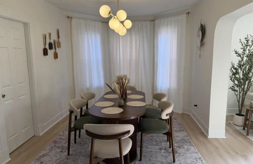 Stylish 3BR Revere Home Sleeps 8 Near Boston, Revere Beach and Airport - Foto 33