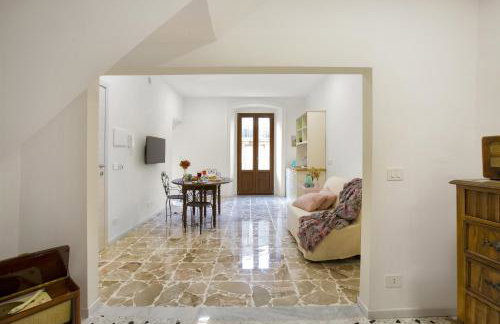 Plaza Suites - Photo 36