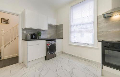 Station Side Sanctuary - 2BR Central Brighton Stay - Foto 36