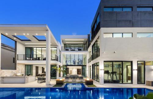 Three Story Waterfront Villa with Basketball and Mini Golf - Foto 1