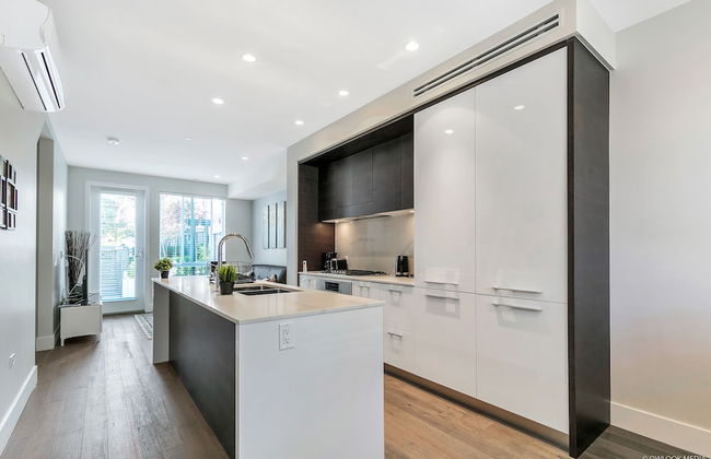 Modern Townhouse at Marine by Elevate Rooms - Photo 13