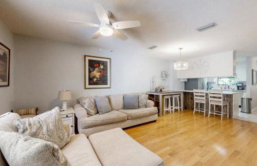 Inviting condo with an outdoor pool, washer/dryer, & AC - near the beach - Foto 5