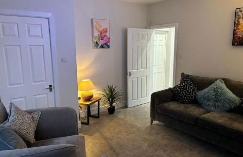 3 Bedroom home, with 4 beds, parking, walk to station & town centre families and business visitors welcome - Foto 1