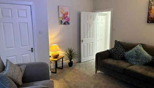 3 Bedroom home, with 4 beds, parking, walk to station & town centre families and business visitors welcome - Foto 1