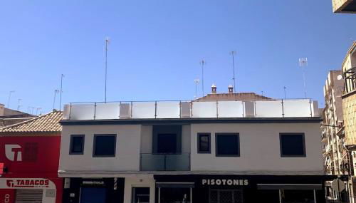 Soleada, amplia y renovada vivienda - Foto 3