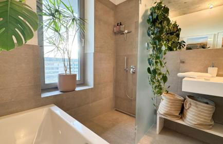 Stylish Riverfront Penthouse with Skyline View - Foto 14