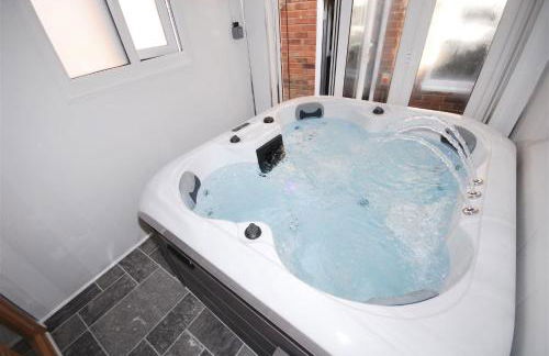 Relaxing Getaway With Hot Tub & Sauna Sleeps 6 - Foto 38