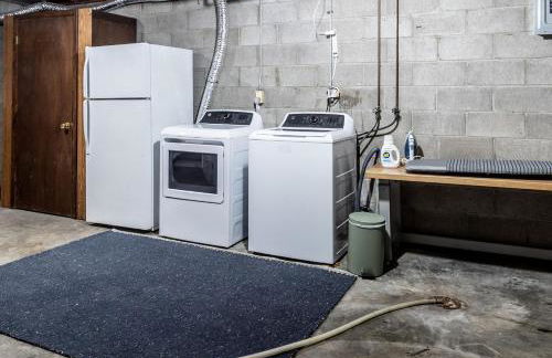 Family Retreat with Hot Tub, Game Room & Prime Location - Foto 63