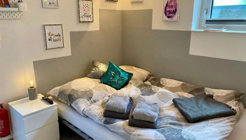 Modernes Zimmer mit Küchenzeile und Bad - Foto 2