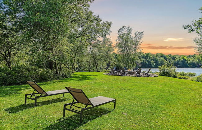 Waterside Haven by Avantstay Lakefront Hot Tub Game Room Fire Pit - Photo 43