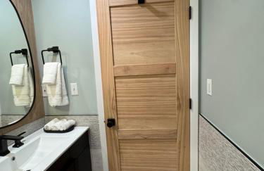 Modern Peaceful Nordic Cabin Near Lake with Pickleball-Basketball Court - Foto 25