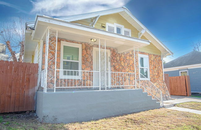 Wonderful 3 BR 2 BA Near Downtown - Photo 26