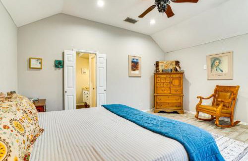 Group-Friendly Burleson Getaway with Outdoor Oasis - Foto 11