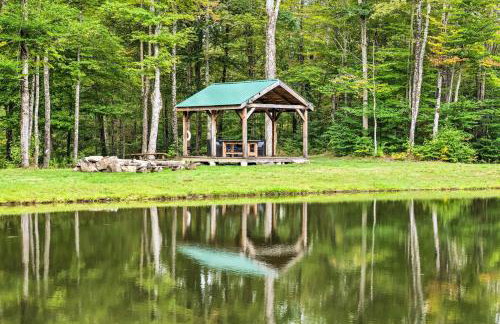 Secluded 2BR Cabin w Hot Tub, Pond, Trails, WiFi - Foto 25