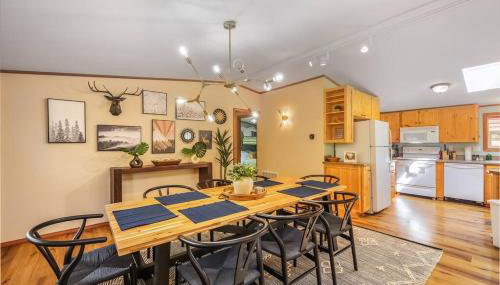 Riverfront Paradise w/ Hot Tub--Little River House - Foto 3