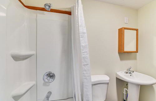 Lake-View Cabin with Furnished Deck in Hadley! - Foto 14