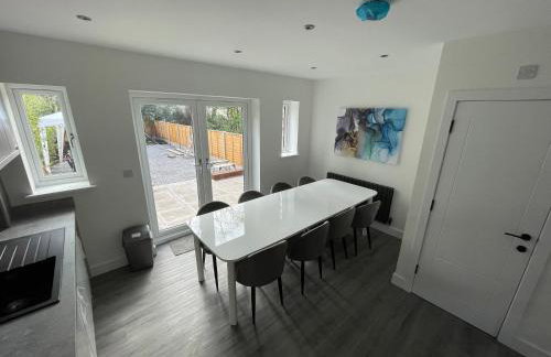 Brand New High Spec House with Parking & Wi-Fi By Home Away From Home - A - Foto 26