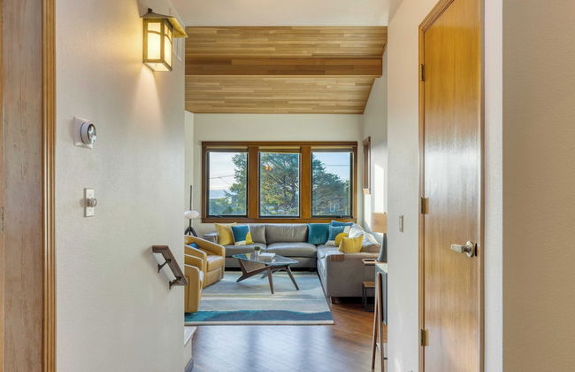 Half Block to Beach w/ Oceanview, Patio + Balcony The Shore Pine by Avantstay - Foto 7