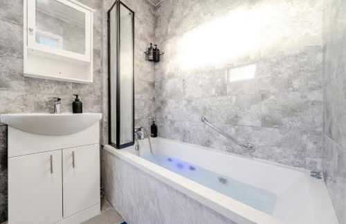 Stylish urban escape with free parking in Manchester - Foto 22