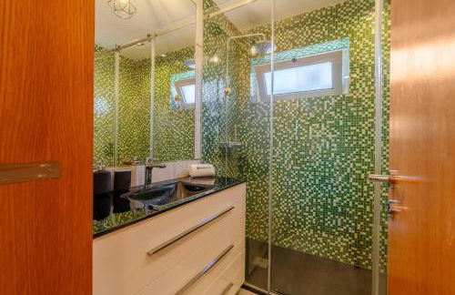 Modern Flat with Workspace in Foz by HostWise - Foto 11