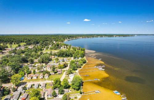 Houghton Lake Cottage with Patio Walk to Waterfront - Photo 24