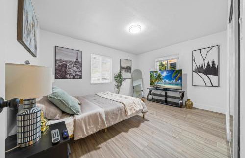 Entire Private Home with 4 Bedrooms 2 Bathrooms, Hot Tub, King Bed, 80 TV, Gated Yard, Ranch Style, Available Now - Foto 12