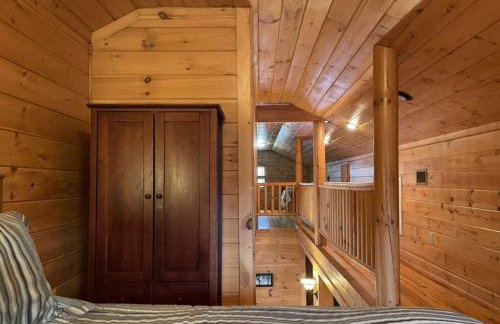 Deluxe log cabin! Pet and motorcycle friendly - enjoy nature with family and friends! 3 Bedroom Cabin by RedAwning - Foto 44