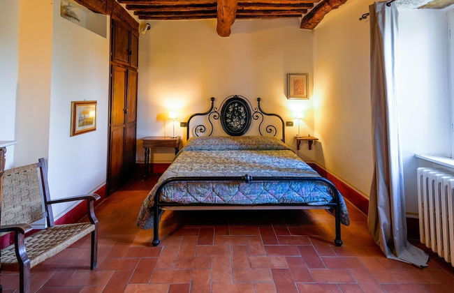 Adorable Farmhouse in Asciano - Photo 2