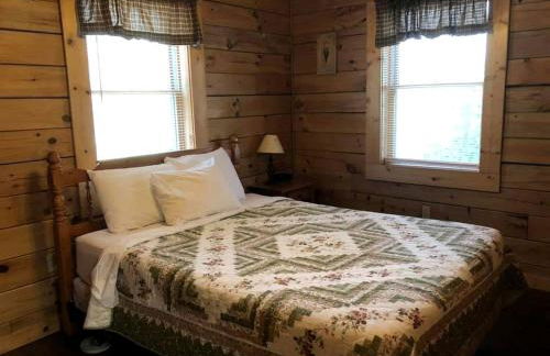 Spacious Cabin Rental with Forest Views near Charleston, West Virginia - Foto 6