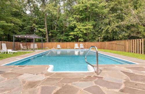 Bethel Woods Retreat - wPool, Hot Tub & Arcade! - Foto 17