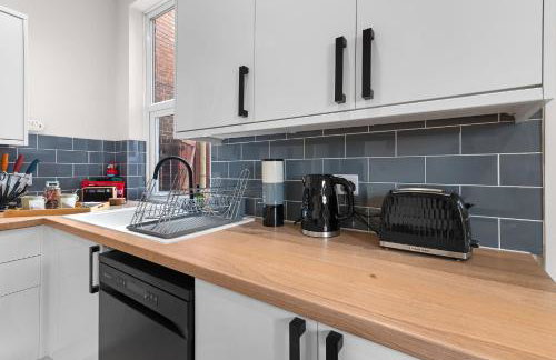 Whitehill - 3-Bed Home from Home, Sleeps 7, Great for Groups & Workers, FREE Parking & Netflix - Hosted by Stay Host Save - Photo 28