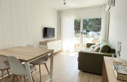 Primera Línea con Vistas al Mar y Piscina - Foto 13