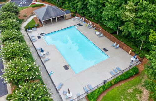 Pool and Patio, 8 minutes from Mall of Georgia! - Foto 10