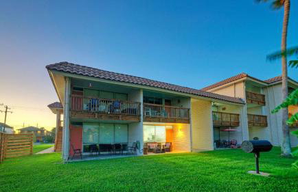 Beach Boardwalk Access Pool + Remodeled Interior Tropical Haven by Avantstay - Photo 62