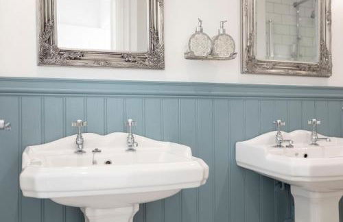 Sleeps 6. Free Wifi. Free Parking central location. - Photo 22