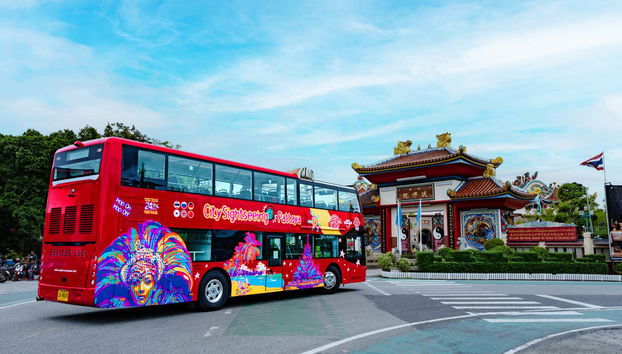 Passando de ônibus em frente ao Viharn Sien