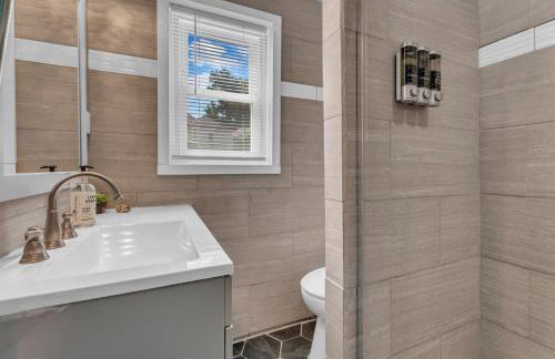 Lakefront Getaway with Dock Pool Sunset Games - Foto 47