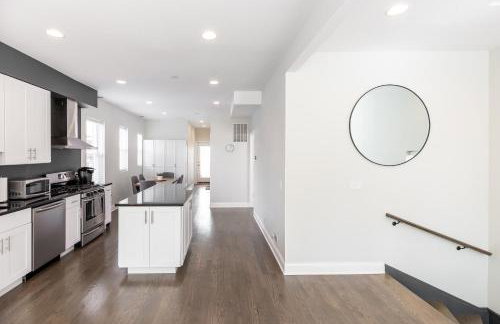 Uptown Bright & Modern Apt - Steps to Lake, Train, Amazing Food & Free Parking - Photo 7