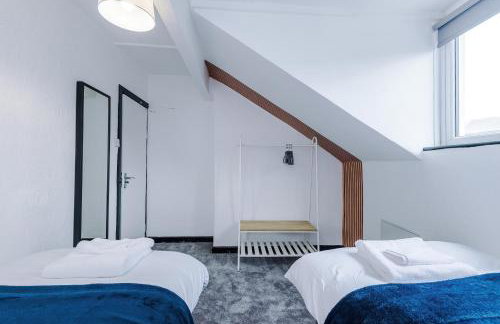 Spacious 5 bedroom house near Leeds City Centre sleeps 12 suits contractors with free parking - Foto 44