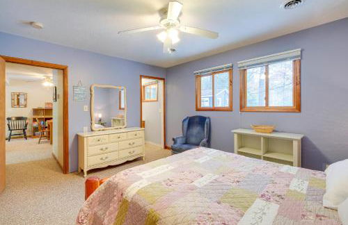 Cozy Cottage with Sunroom - Walk to Higgins Lake! - Foto 15