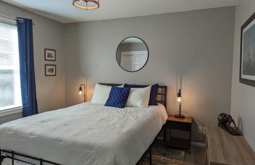 Contemporary 2-Bedroom Close to Downtown, Dining - Photo 15