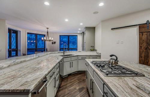 Cozy mountain home w riverfront patio - Foto 49