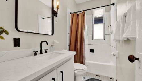 NEW! Fun & style Eastside MKE Best Day Townhouse - Foto 2