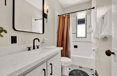 NEW! Fun & style Eastside MKE Best Day Townhouse - Foto 2