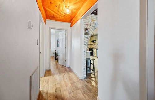 Romantic Colonial Hideaway in Historic Downtown - Pet Friendly - Foto 17