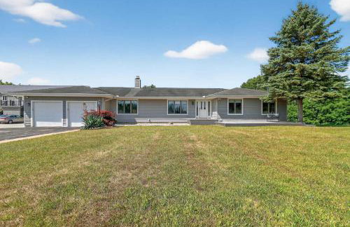 Grass Lake Retreat with Game Room & Fire Pit - Foto 6